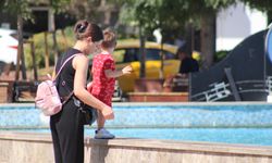 Termometre 44 dereceyi gösterdi, vatandaşlar sığınacak gölge aradı