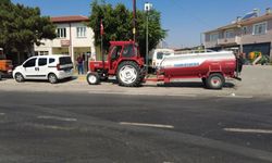 Köylüler traktör ve su tankerleriyle sırayla yangın nöbeti tutuyor