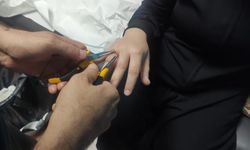 Kadının parmağına sıkışan yüzük, itfaiye ekibince hastanede çıkarıldı