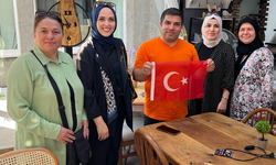 AK Kadın Kolları’ndan Türk Bayrağı Hediyesi