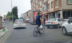 Trafikte Bisikletiyle Çay Servisi Yapan Emekçi Dikkat Çekti