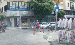 Kaldırımlardaki Eşyalar ve Dubalar Dikkat Çekiyor