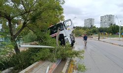 İtfaiyeye ait su tankeri kontrolden çıktı, önce ağaca sonra elektrik direğine çarptı