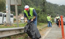 Karadeniz Sahil Yolu kenarına tırlardan atılan çöpleri gönüllü olarak temizlediler