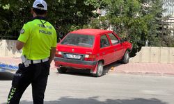 Dur ihtarına uymadı önce polise ardından duvara çarptı