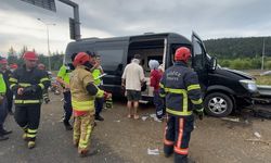 Anadolu Otoyolu'nda minibüs bariyere saplandı: 7 kişi yaralandı