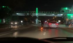 Scooterla 80-90 kilometre hızla seyrederek araçları solladı