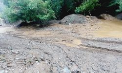 Feke'de sağanak sonrası dereler taştı, yollar kapandı