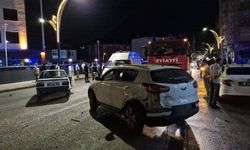 Otomobil, yaya geçidinde duran araca böyle çarptı: 2 yaralı