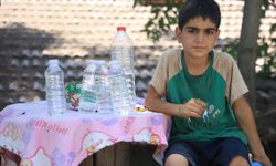 Bisiklet alma hayaliyle su satan 9 yaşındaki çocuk, hayırseverlerin hediye ettiği bisikletiyle ilk pedalını çevirdi