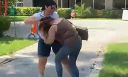 Kocasıyla birlikte parkta bastığı kadını saçından sürükledi