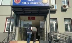 Okul önünde uyuşturucu kullanırken önce kameralara, sonra polise yakalandılar