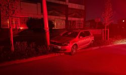 Bir hafta içinde aynı yerde ikinci kaza: Elektrik direğine çarptı