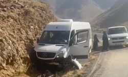 Mercedes minibüs kaza yaptı: 18 yolcu ölümden döndü