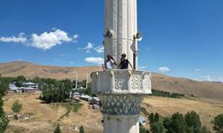 Telefonla konuşmak için minareye çıkıyorlar