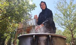 Sigara içenlere doğal çözüm: 7 saat kazanda pişirilen kozalak şurubu