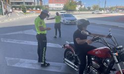 Kask takmayan 4 sürücüye: 3 bin 972 lira ceza
