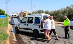 Yan yatıp sürüklenen araçtan yara almadan çıktılar