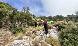 Fethiye’de ormanlık alana düşen paraşütçüleri JAK ekipleri kurtardı