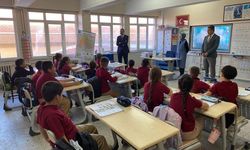 Kaymakam Özderin Öğrencilerle Bayrak Törenine Katıldı
