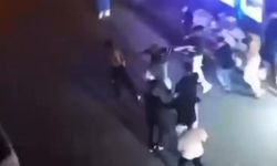Kalabalık bir grup tarafından darp edilen genç esnafa sığındı