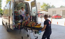Traktörün altında kalan yaşlı kadın ağır yaralandı