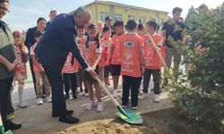 Öğrenciler fidan dikerek derse başladı