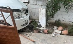 Muratlı’da otomobil bahçe duvarına çarptı