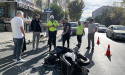Motosiklet kasasıyla birlikte otomobilin üzerinden uçtu