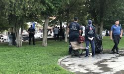 Parkta kızlarının gözü önünde bıçağı boğazına dayayan adamı polisler ikna etti