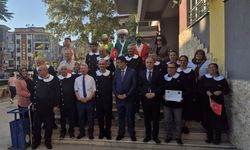 Çocuklarının yerine önlük giyen veliler, Okuma Haftasını sokaklarda kutladı