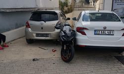 Keşan’da 4 otomobile çarpan motosiklet sürücüsü yaralandı