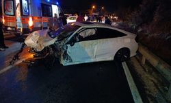 İki otomobil kafa kaya çarpıştı: 4 yaralı