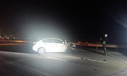 Otomobil traktörün römorkuna çarptı: 2 yaralı