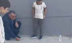 Okul müdürü, öğrencilerle bahçede misket oynadı