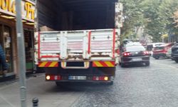 Kaldırıma Park Eden Kamyon Yayaları Zor Durumda Bıraktı