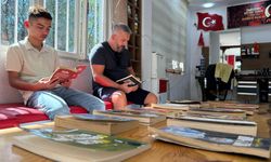 Berber dükkanını kütüphaneye çevirdi: Müşteriler sıra beklerken kitap okuyor