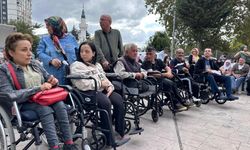 Polis memurundan ihtiyaç sahibi engellilere akülü sandalye desteği