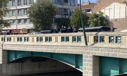 Kız arkadaşı gelince intihardan vazgeçti