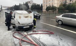 Seyir halindeki otomobil alev aldı