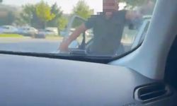 Trafikte tartıştığı kadınların otomobilini yumrukladı
