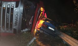 Kastamonu'da tır otomobilin üzerine devrildi: 2 yaralı