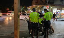 Antalya'da devrilen motosikletin sürücüsü ağır yaralandı: Kaza anı kamerada