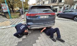 Otomobile giren kedi hava üflenerek kurtarıldı