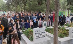 Şehit Neşe öğretmen ve babası mezarı başında anıldı
