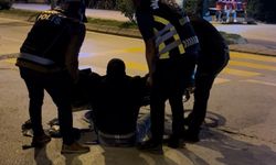 Polis noktasından geçerken alkolün etkisiyle yere düştü, yakayı ele verdi