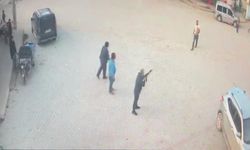 Kendisine silah doğrultan adamın üzerine yürüyüp bıçakla öldürdü