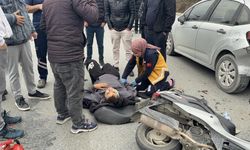 Başakşehir'de motosiklet üzerinde tartışırken önlerindeki otomobile çarptılar: 2 yaralı