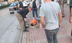 Otomobile çarpan motosiklet sürücüsü havada takla atıp yere düştü