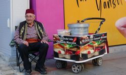 Isparta'da 11 yaşında başladığı mesleğinde 65 yıldır sokaklarda